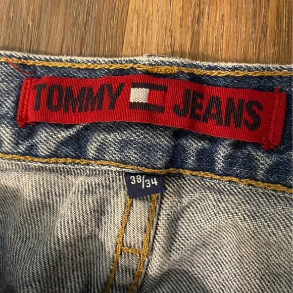 Tommy Men's Relaxed Denim Jeans - Picture 2 of 2